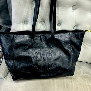 Great lightweight, large capacity with zipper closure tote